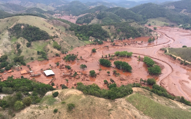 Samarco admite que duas barragens podem se romper em Mariana