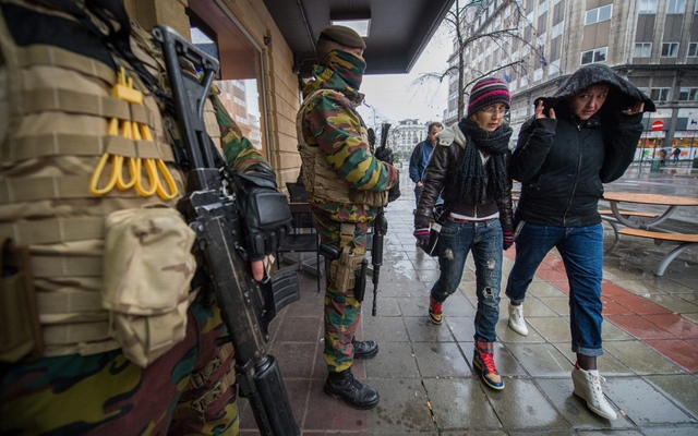 Bruxelas continua sob alerta máximo devido a risco de ataques terroristas