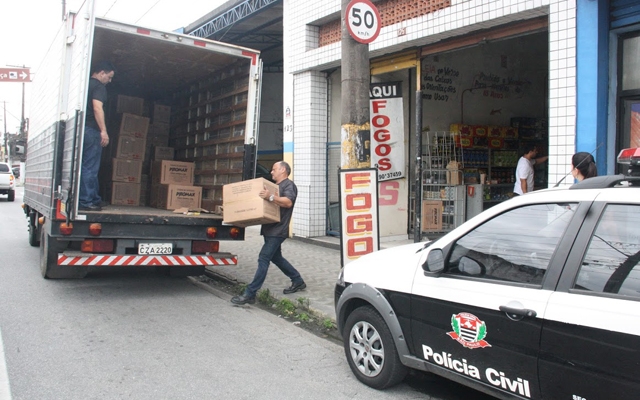 Casa de fogos sem alvará é fechada e três mil caixas recolhidas