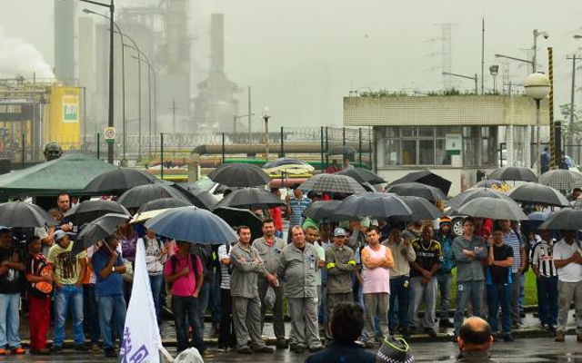 Petroleiros fazem ato na Refinaria de Cubatão; grupo segue trabalhando há 8 dias | Jornal da Orla