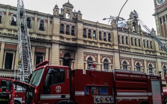 Bombeiros fazem rescaldo de incêndio no Museu da Língua Portuguesa