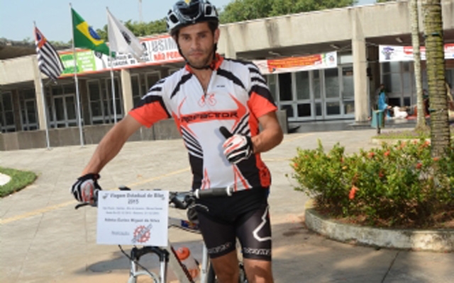 Biker mineiro passa por Cubatão durante sua 3ª viagem