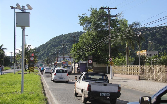 Radares fixos começaram a ser instalados em Guarujá