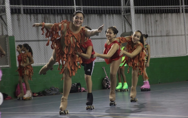 Patinadores da região reunidos no espetáculo chr39Feliz por ser Natalchr39