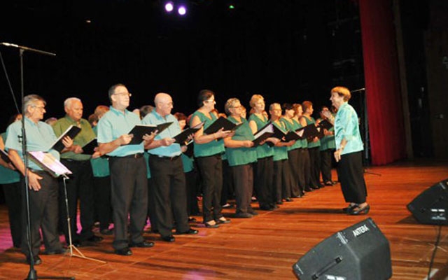 Coral Canto Livre faz apresentação no Hospital Ana Costa