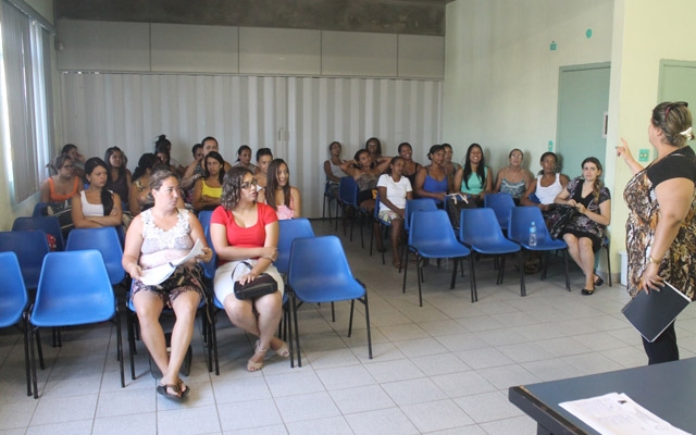 Estagiárias das escolas municipais recebem capacitação de Libras | Jornal da Orla