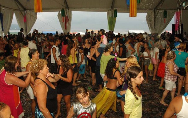 Tendas da orla oferecem bailes e matinês no Carnaval | Jornal da Orla