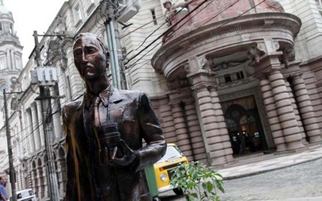 Vândalos quebram estátua no Centro de Santos
