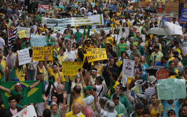 Brasileiros voltam às ruas para protestar contra o governo