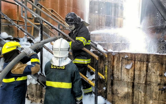 Retirada dos resíduos líquidos continua na área industrial da Alemoa