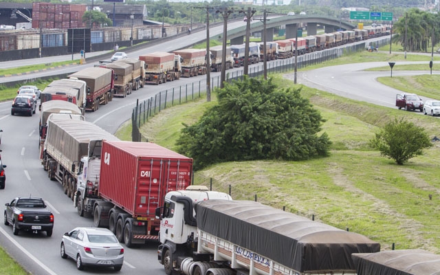 Saída de caminhões do porto continua pelo Valongo