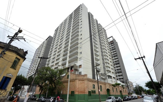 Operários de construção ocupam prédios por falta de pagamento
