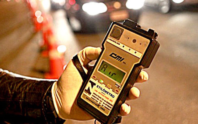 Programa Direção Segura autua três motoristas em Guarujá