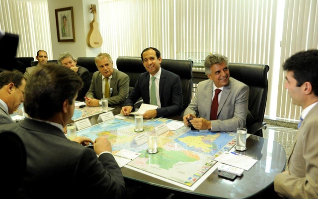 Em meio à crise, prefeito tenta garantir obras essenciais