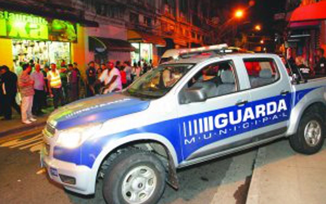 Força-tarefa fecha comércios no Centro, Vila Mathias e Marapé