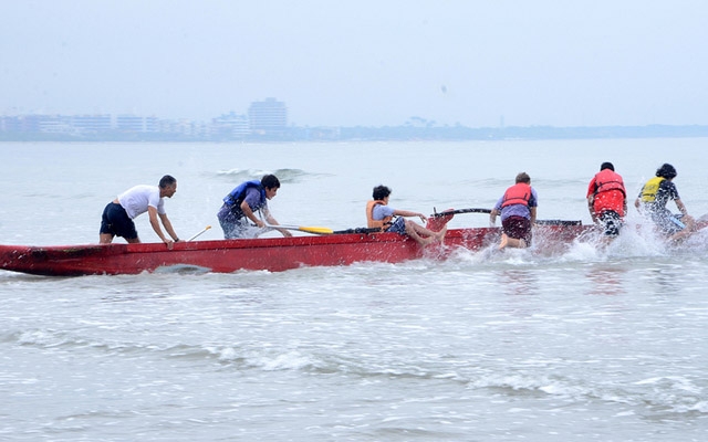 Fim de semana tem competição de canoa havaiana em Bertioga