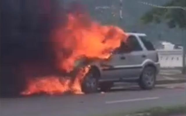 Carro pega fogo na Ponta da Praia