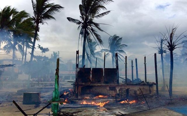 Polícia Civil investiga as causas do incêndio em quiosques na Praia da Enseada, em Guarujá