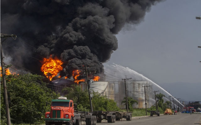 Chamas atingem apenas um tanque na área industrial da Alemoa