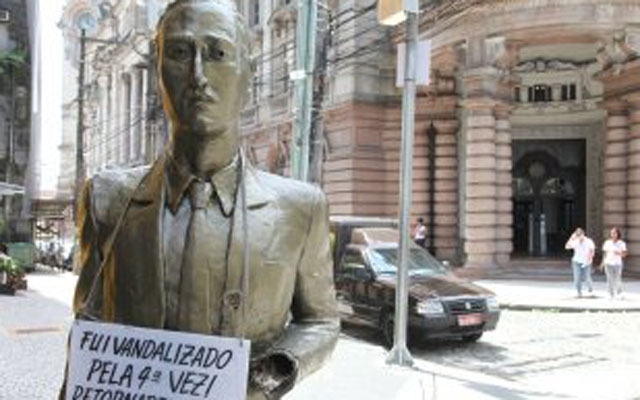 Mão da estátua Corretor de Café é reinstalada