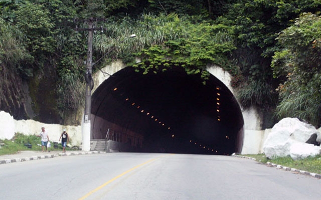Túnel da Vila Zilda é interditado para manutenção em Guarujá