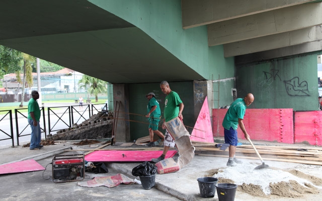 Prefeitura fecha parte inferior de viaduto no Valongo