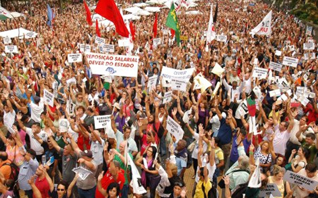 Professores em greve protestam e bloqueiam Via Anchieta em SP | Jornal da Orla