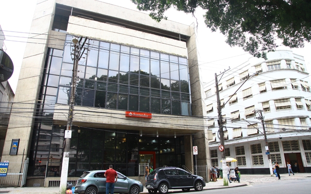 Santander recebe mais duas multas por descumprir prazo de atendimento