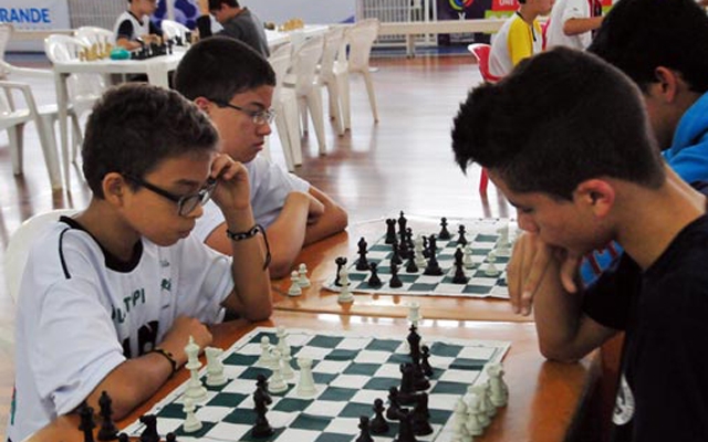 Fábrica do Esporte de PG tem aulas de damas e xadrez - Jornal da Orla