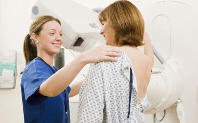 Mulheres com aniversário em maio podem fazer mamografia sem pedido médico