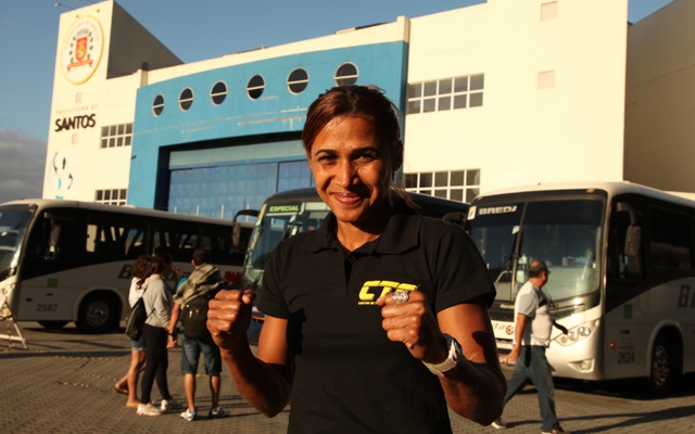 Atleta de Santos é campeã brasileira de kickboxing