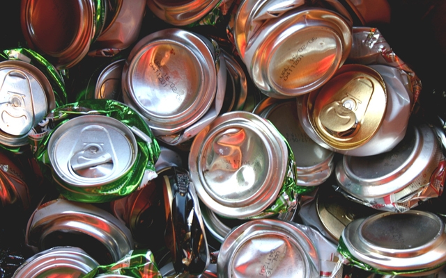 Fortec arrecada latas para comprar cadeira de rodas