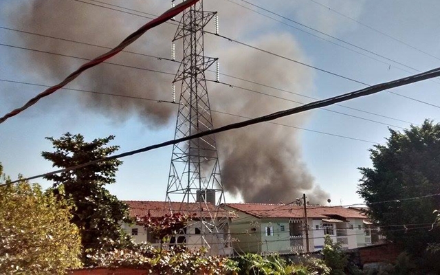 Bombeiros apagam chamas em incêndio na Vila Telma, em Santos