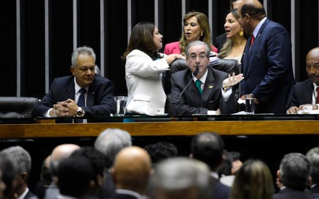 Câmara transfere para semana que vem votações polêmicas por causa de feriado