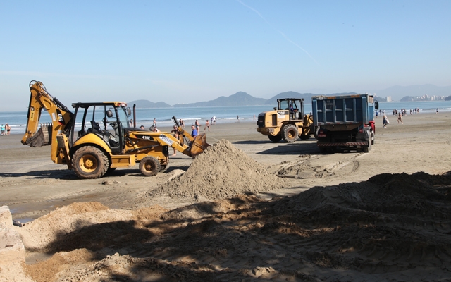 Prosseguem serviços de nivelamento da faixa da areia da Aparecida e Ponta da Praia