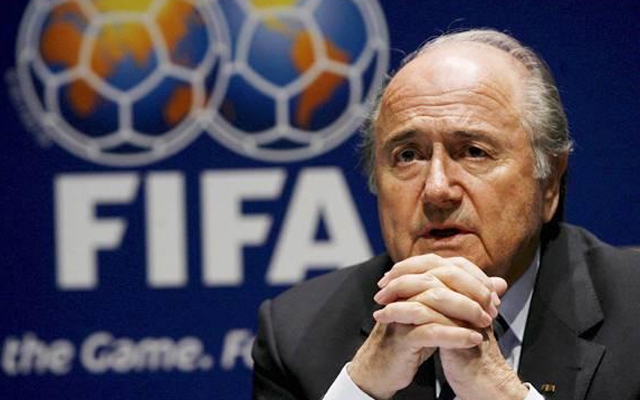 Joseph Blatter renuncia à presidência da Fifa e anuncia nova eleição