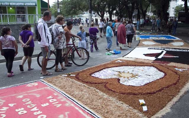 Tapetes de Corpus Christi colorem as ruas da região