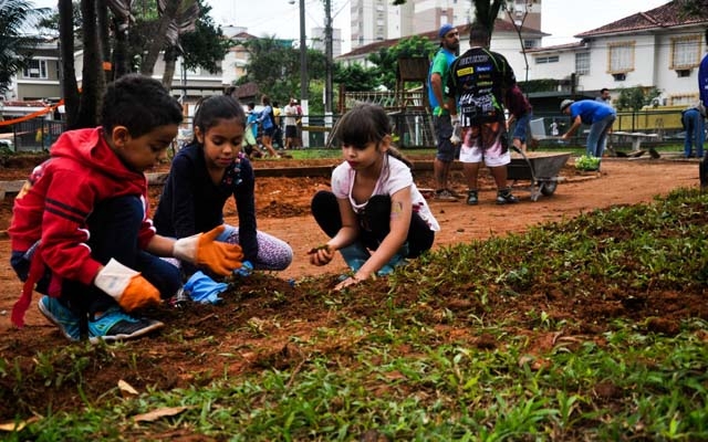 Comunidade põe a mão na massa e reforma praça na Vila Belmiro