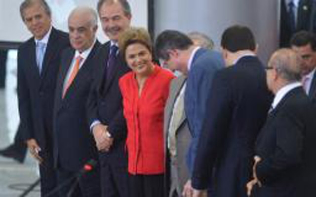 Dilma pede união para ajudar Brasil a superar crise e voltar a crescer