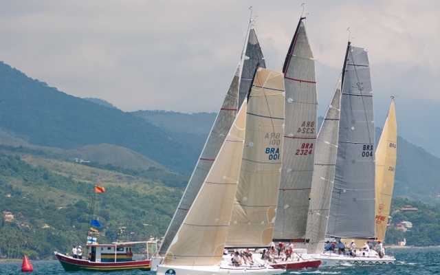 Vento impõe desafio extra aos velejadores da Ilhabela Sailing Week