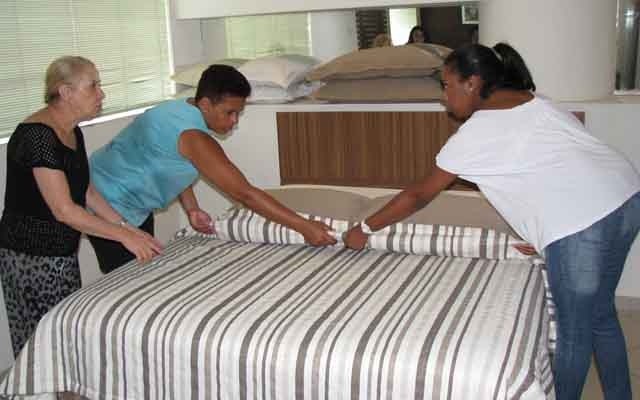 SinHoRes oferece cursos gratuitos de camareiro e garçom até o final do ano