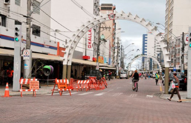 Avenida Costa e Silva tem trecho interditado