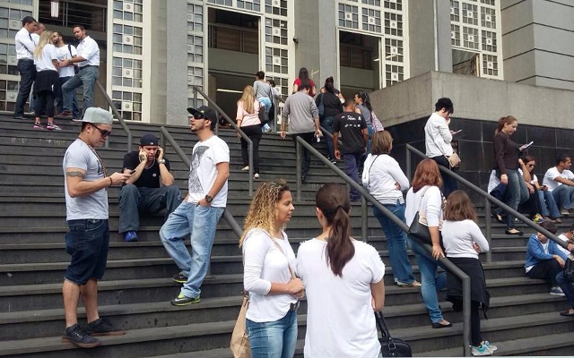 Familiares e amigos de Dan Nunes protestam em frente ao Fórum de Santos