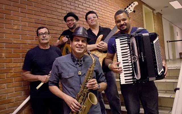 Santos tem última noite de show com músicos africanos e brasileiros