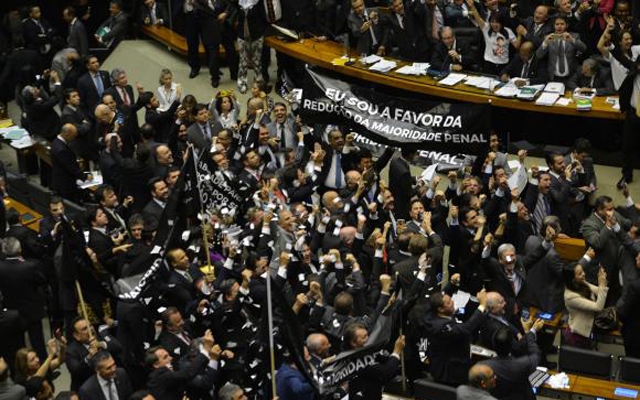 Câmara aprova nova proposta que reduz maioridade penal para crimes hediondos | Jornal da Orla