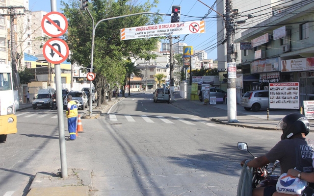 Avenida dos Caiçaras ganha novo retorno fixo no trânsito em Guarujá