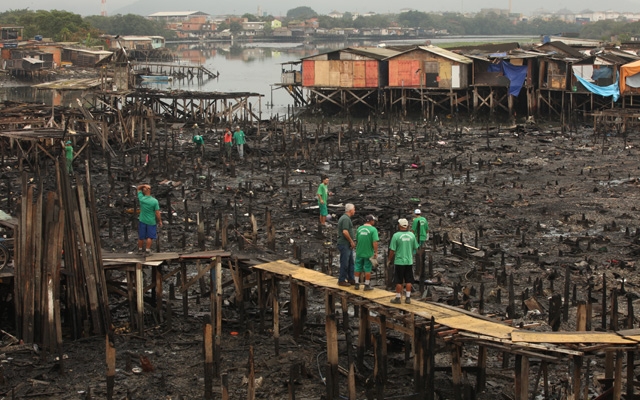 Prefeitura faz mutirão para limpar rescaldo do incêndio na Vila Telma