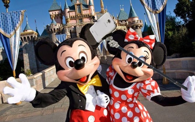Parques da Disney proíbem pau de selfie | Jornal da Orla