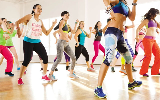 Aula de zumba arrecada agasalhos no Festa Inverno