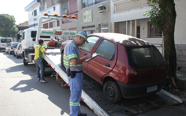 CET retira das ruas 77 veículos por estacionamento irregular ou abandono